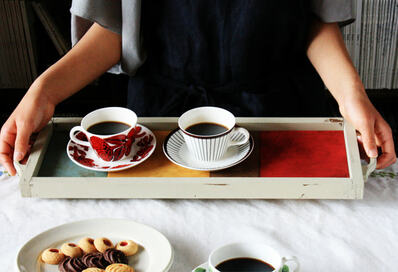 材料費500円！テーブルを華やかにする「持ち手つきカフェトレイ」をDIY