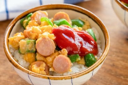 5分で完成、即席オムライス風丼。材料を混ぜて電子レンジでチンするだけ