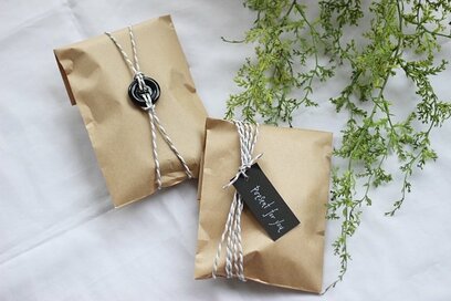 まさか100円の茶封筒!?小物をおしゃれにラッピングするテク