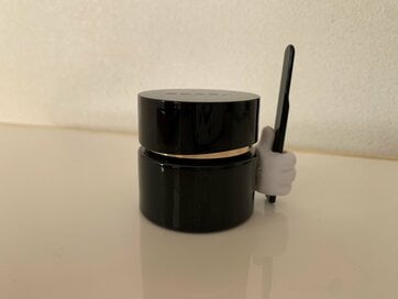 「いいね」の形をしたフックが小物収納に便利！化粧品のスパチュラに鍵、マスクも片づく