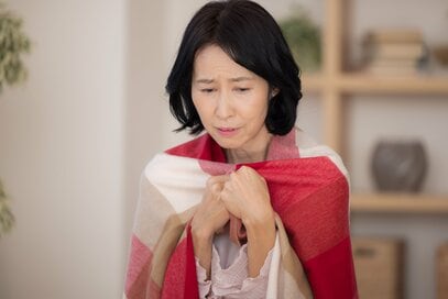 50歳、更年期世代の「冷え性」がつらい。体が温まるカイロを当てるといい場所