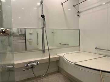 大きな鏡と浴槽、ガラス扉…築15年、50代になって後悔した浴室設備