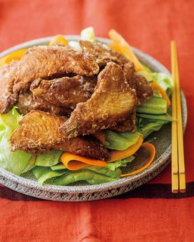 糖質オフなカツオの竜田揚げ。たっぷり野菜を添えてヘルシーに