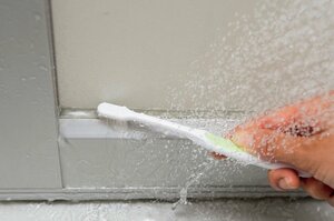 扉の枠や換気用の隙間は古歯ブラシで汚れをかき出す