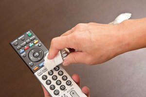 フォークの先端で汚れをこする