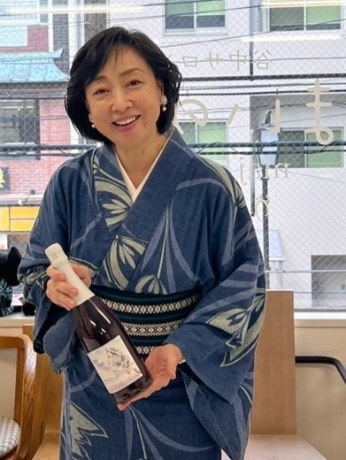 浴衣で笑顔の川上麻衣子さん