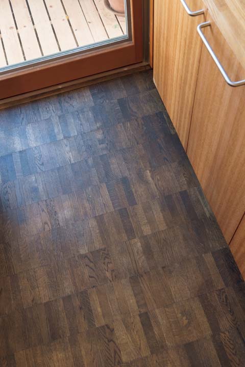 既存の床に上貼りした薄くて丈夫なパーケットフローリング