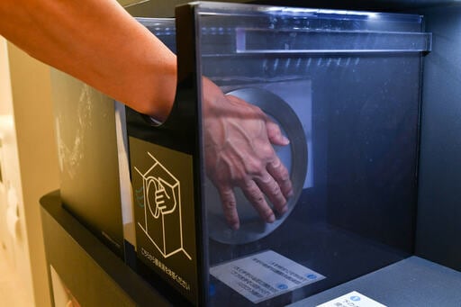 展示の中に手を入れた様子