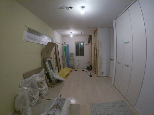 ビニールシートで覆われた部屋