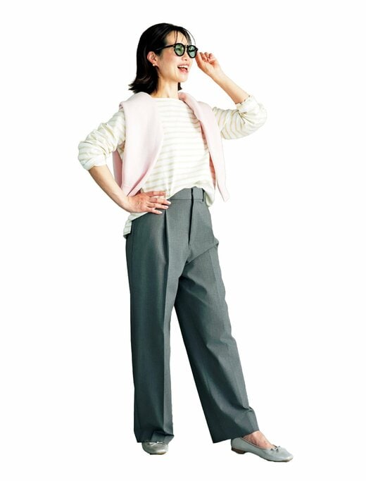 腰に手を当てて立つサングラスの女性