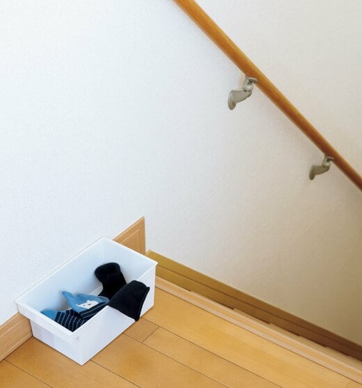 階段上にある白いボックスに入った靴下