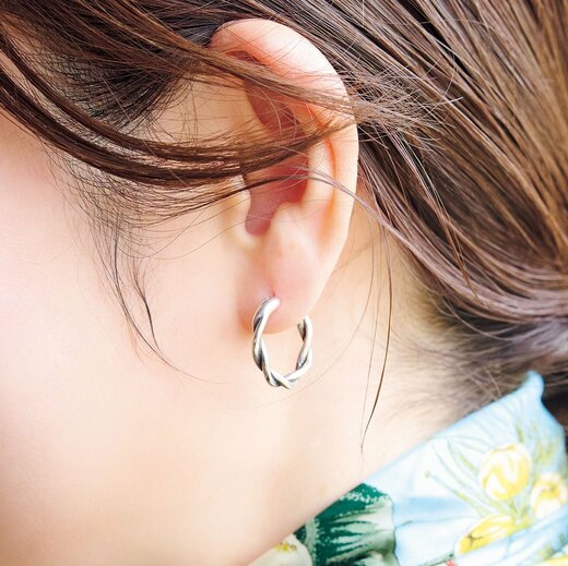 フープピアスがついた耳元