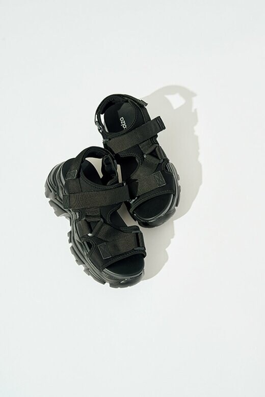 黒の厚底サンダル