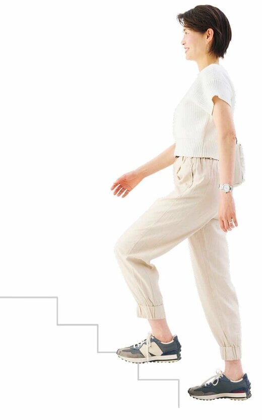 階段を使う女性