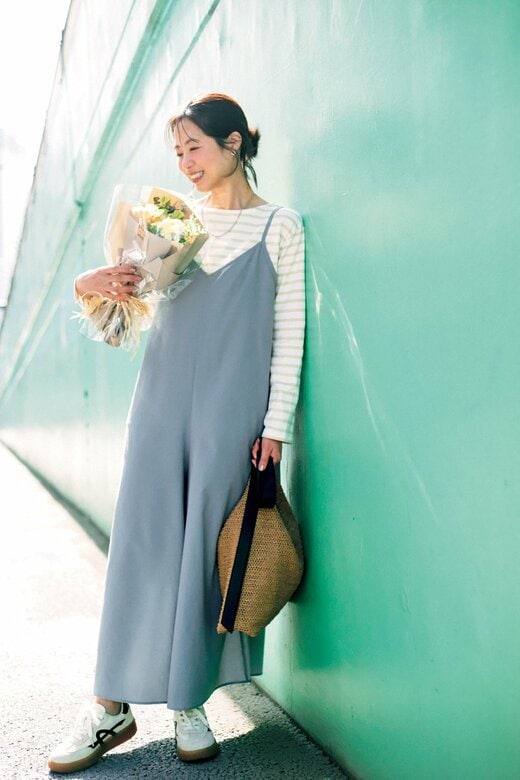 花束を持つ女性