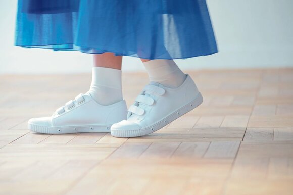 スカートにスニーカー