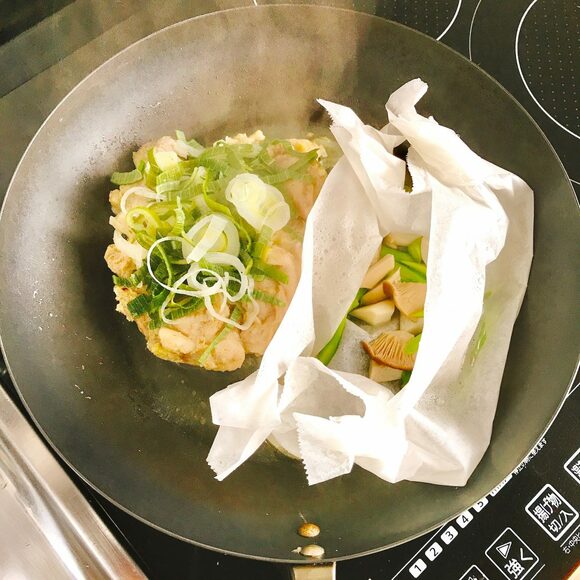  沸騰したらフタをして弱めの中火にし、10分ほど蒸し焼きにする。