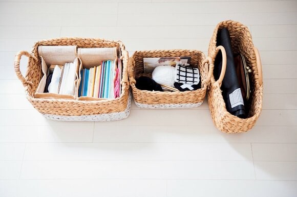枕棚におそろいのカゴを並べて雑多なものを見た目よく