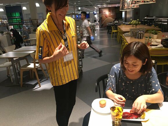 イケアの方に、食べ方を教えてもらいます。