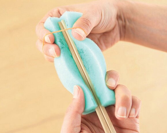 スポンジ＋割り箸で！狭い場所の汚れに有効なスポンジ棒