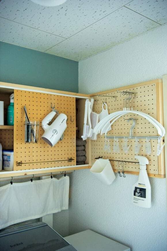ハンガーなどの洗濯グッズを有孔ボードにかけて収納
