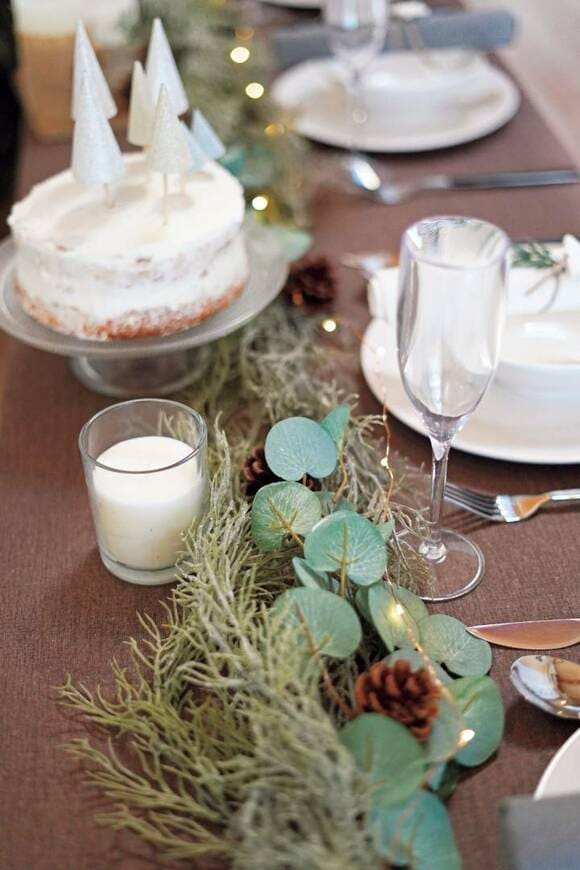 テーブルにキャンドルとケーキなど