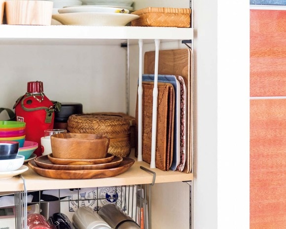 食器棚は縦つっぱりでトレーの倒れ防止