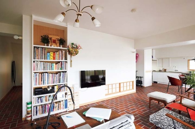 仕事場の背面側に造作した本棚