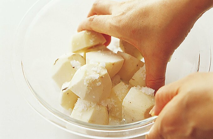 塩をふったサトイモをもむ