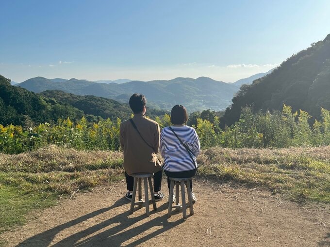 島の夫婦2人の後ろ姿