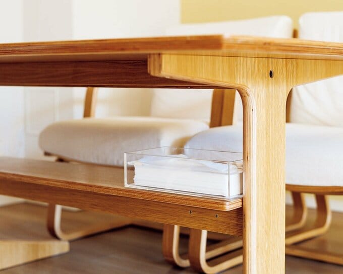 ダイニングテーブル下