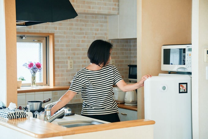 キッチンにいる女性