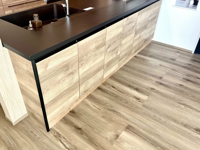 床とキッチンの色味を統一