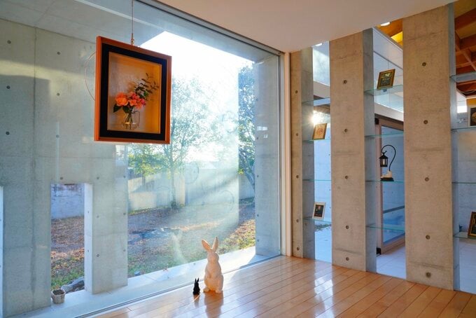 玄関ピクチャーレールの一輪挿し