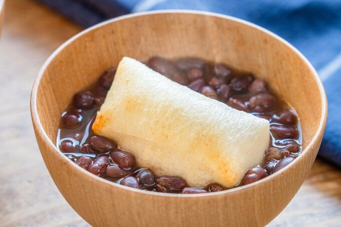 器に小豆を盛り、焼き餅をのせる。