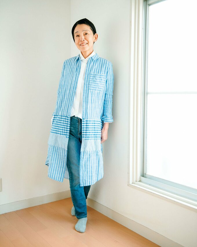 部屋のコーナーに女性