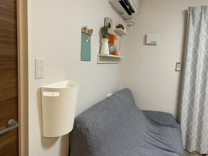 リビングに設置した壁かけダストボックス