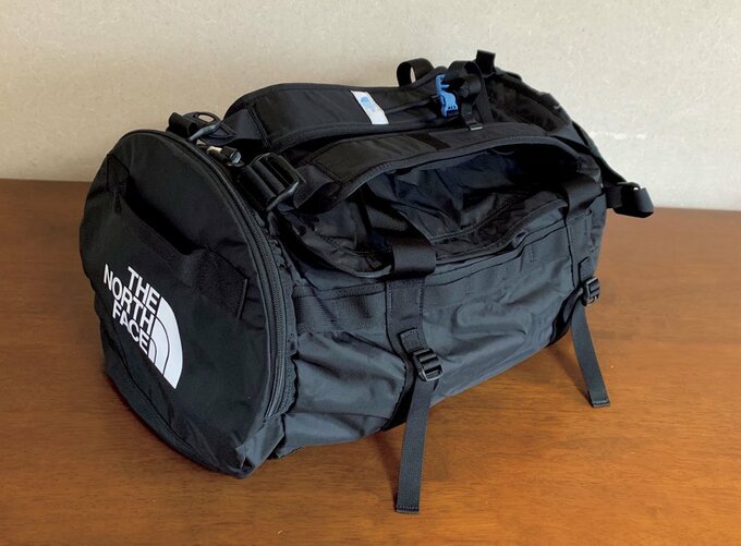 黒の大きなバッグ