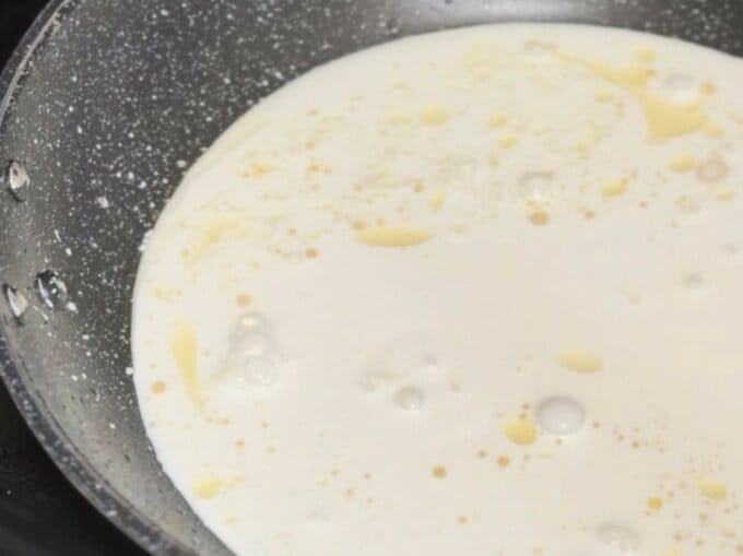 生クリームと牛乳を加熱している画像