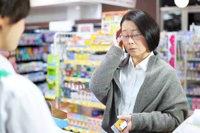 買い物するミドル女性