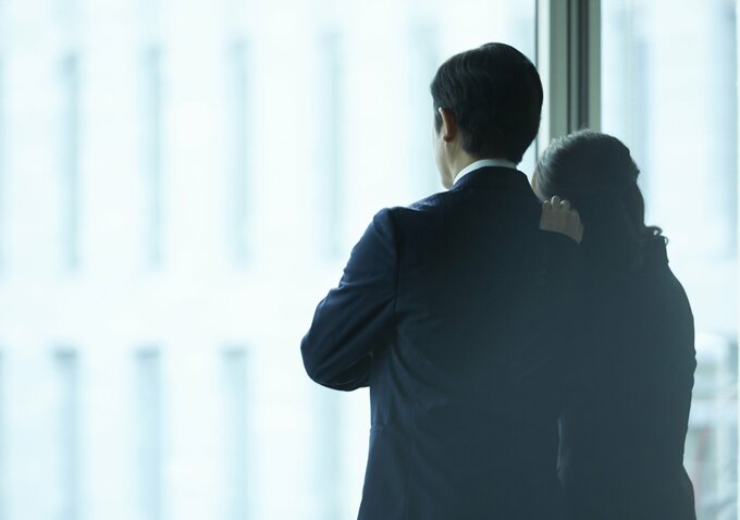 社内の女性と不倫する夫