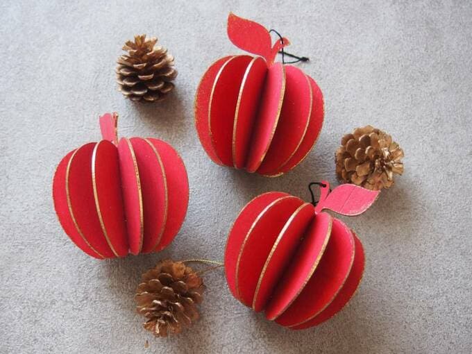 クリスマスパーティのテーブルにオーナメントを置くだけでラクラク格上げ！