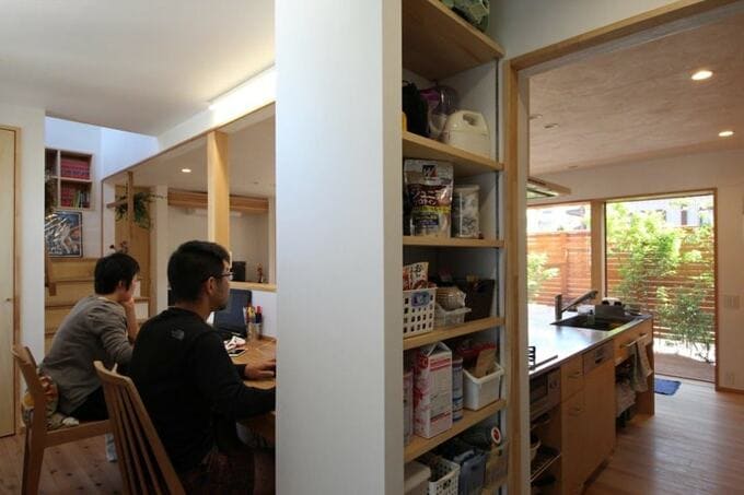 パントリーを介して直接行き来できる間取り