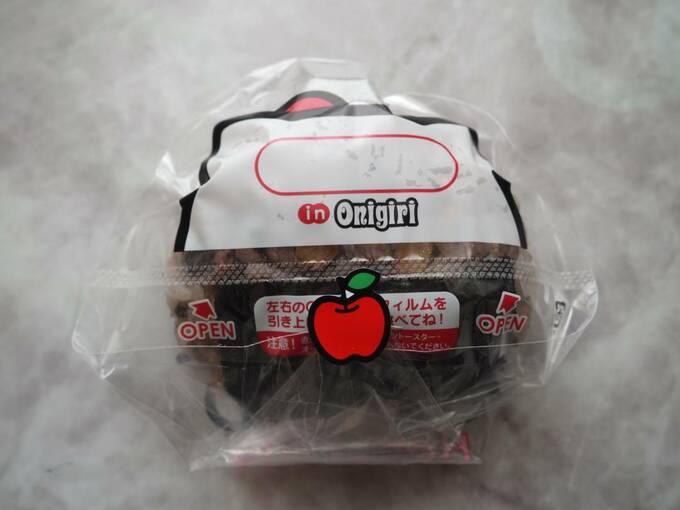 フィルムに包まれたおにぎり