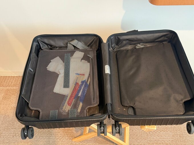 スーツケースのポケット