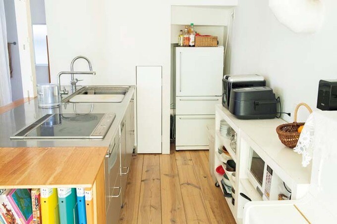 トーヨーキッチンのシステムキッチンとDIYした背面の棚