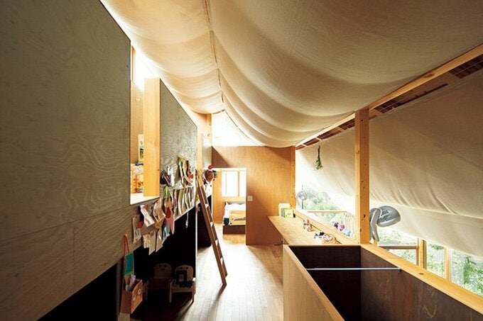 LDKとつながる2階子ども部屋と、その奥の寝室を見たところ