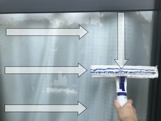 ワイパーで水切りする様子