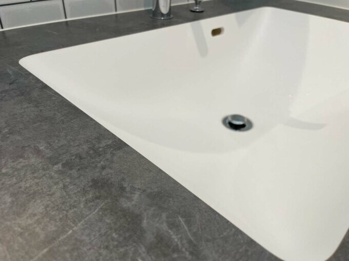 シームアンダーデザインの洗面台