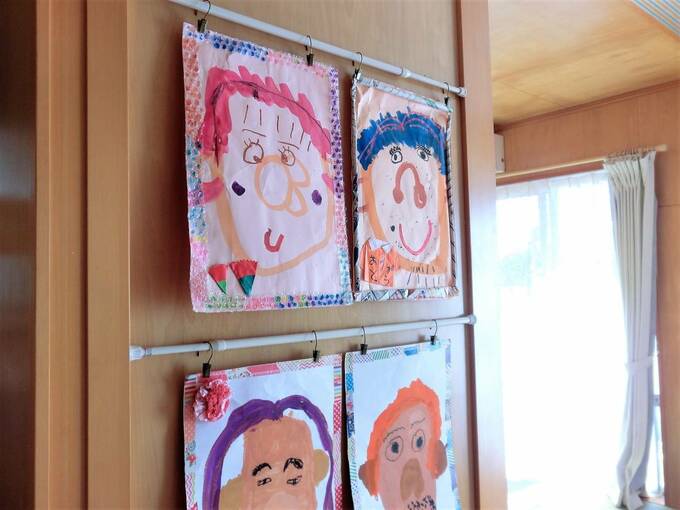 壁の溝を利用して、子どもの習字や絵の宿題を保管!